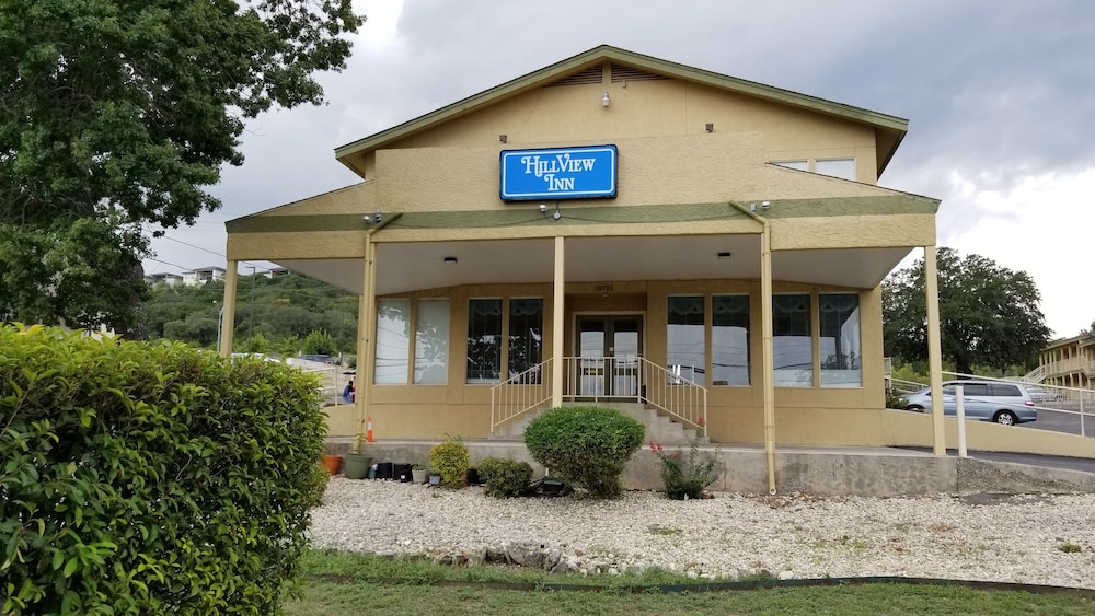 Hillview Inn At Six Flags Fiesta 3/35