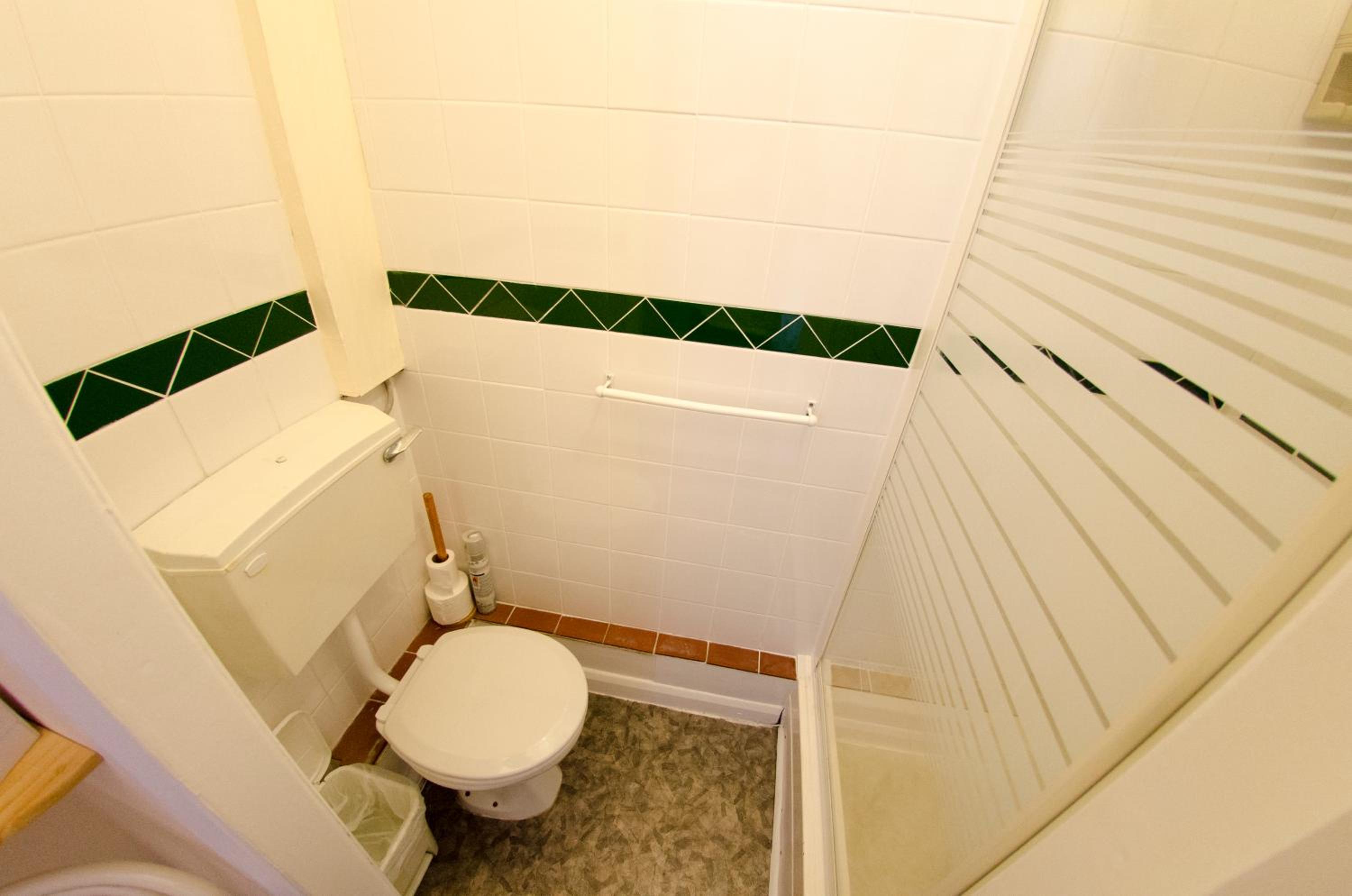 Oakwood Bed and Breakfast Heathrow 15/25