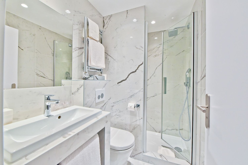 Hotel & Spa La Villa Port d Antibes 46/50