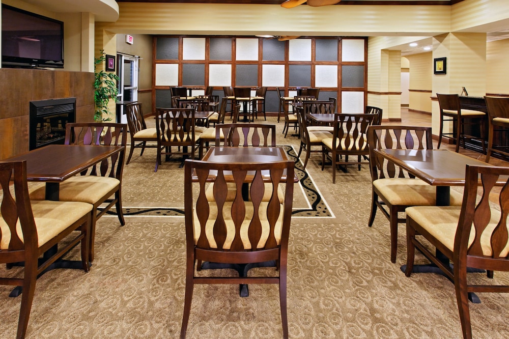 Holiday Inn Express Hotel Suites Cleburne 58/76
