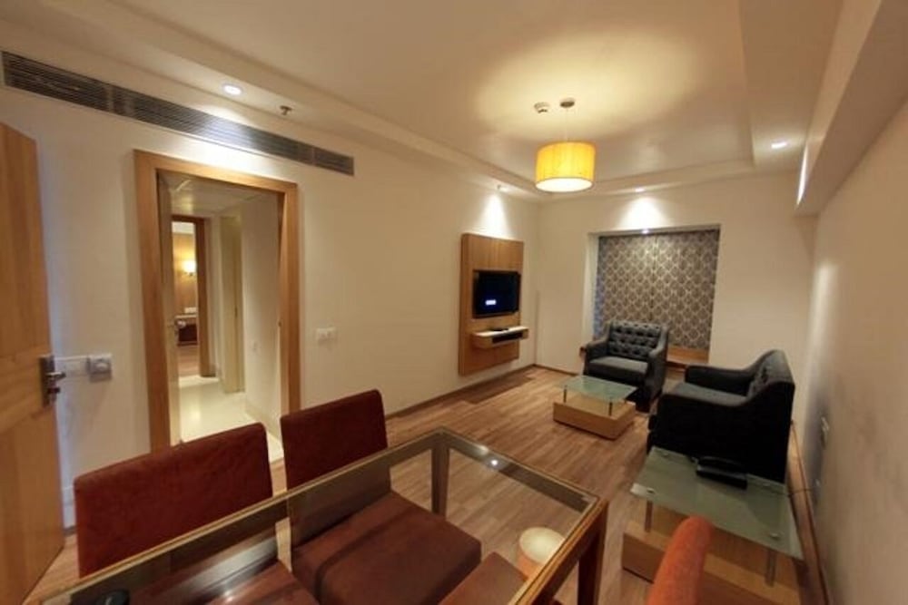 HOTEL EMERALD PARK-SHARANPUR 25/36