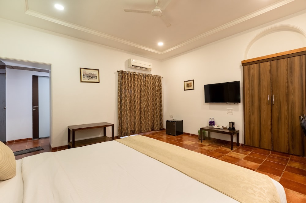 Vintage, Connecting, 2 King Beds, Zara's Resort 6/10
