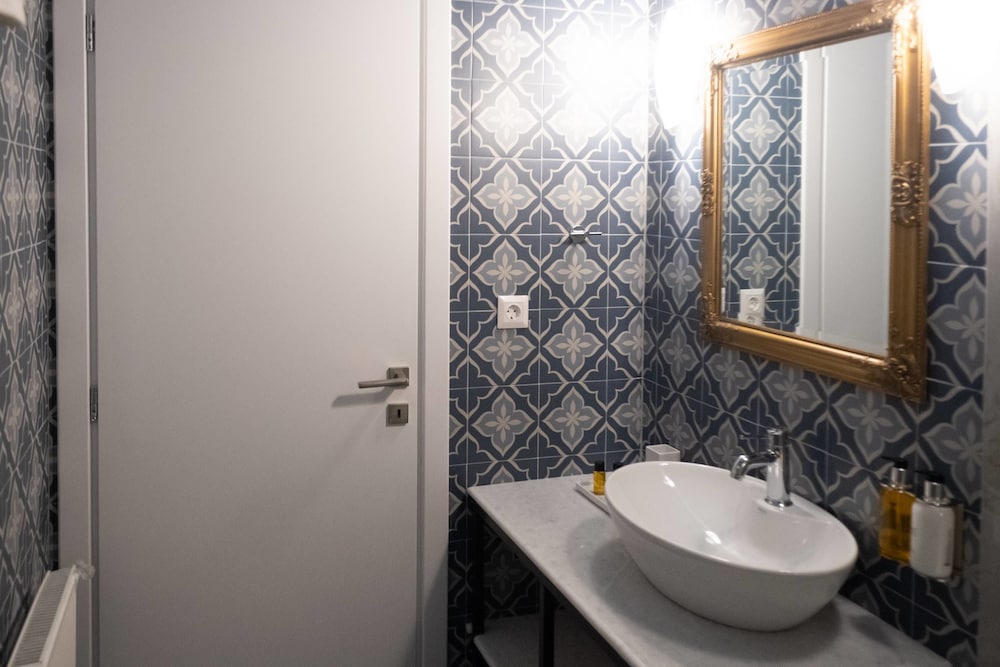 Athenian Yard Suites 43/50
