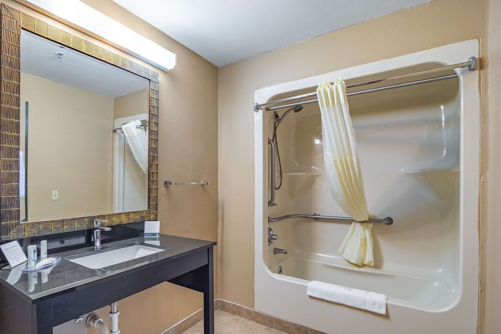 Quality Inn and Suites Ft Jackson Maingate 8/35