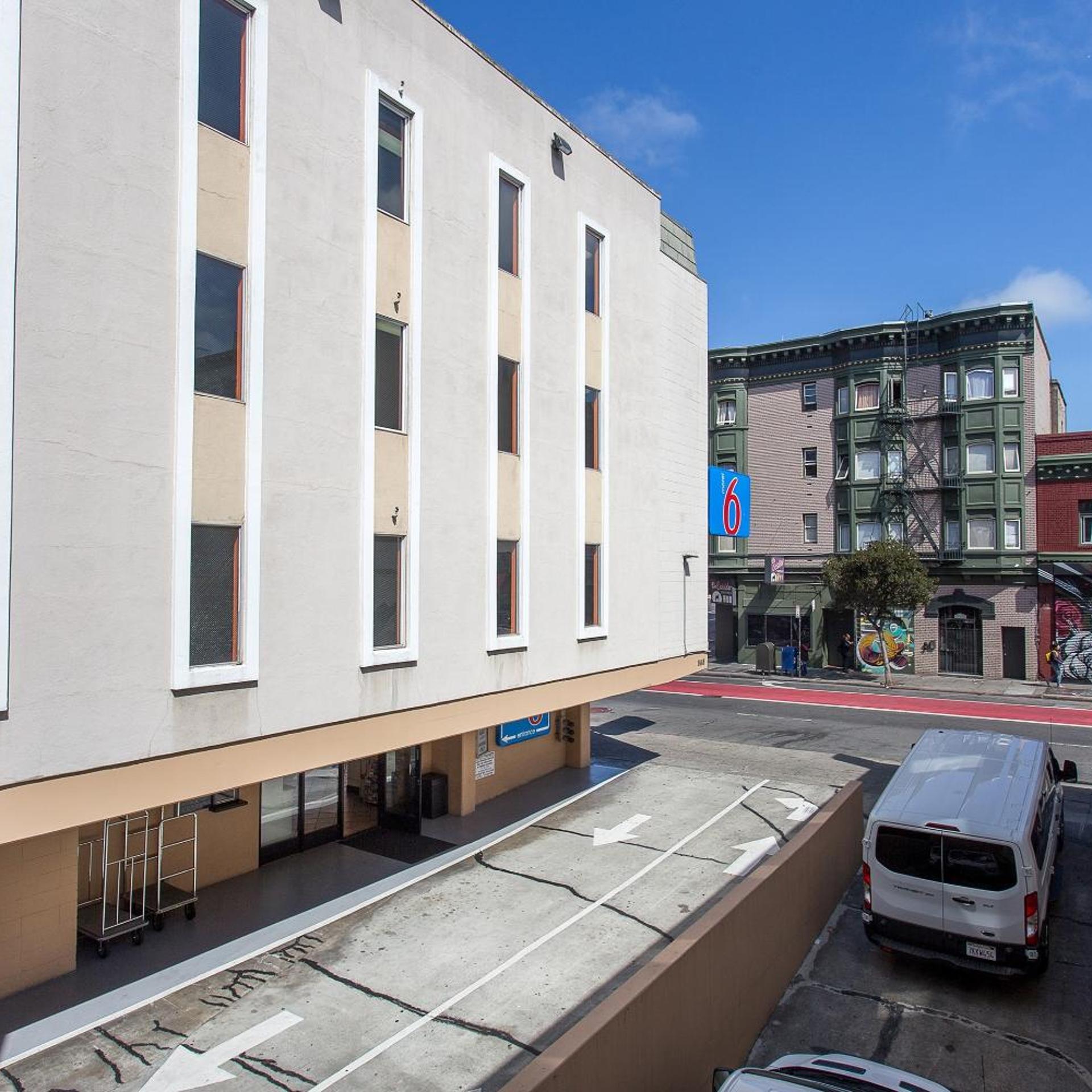 Cathedral Hill Hotel 35/43