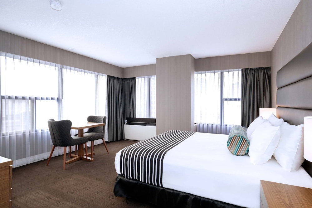 Sandman Signature Calgary Downtown Hotel 12/36