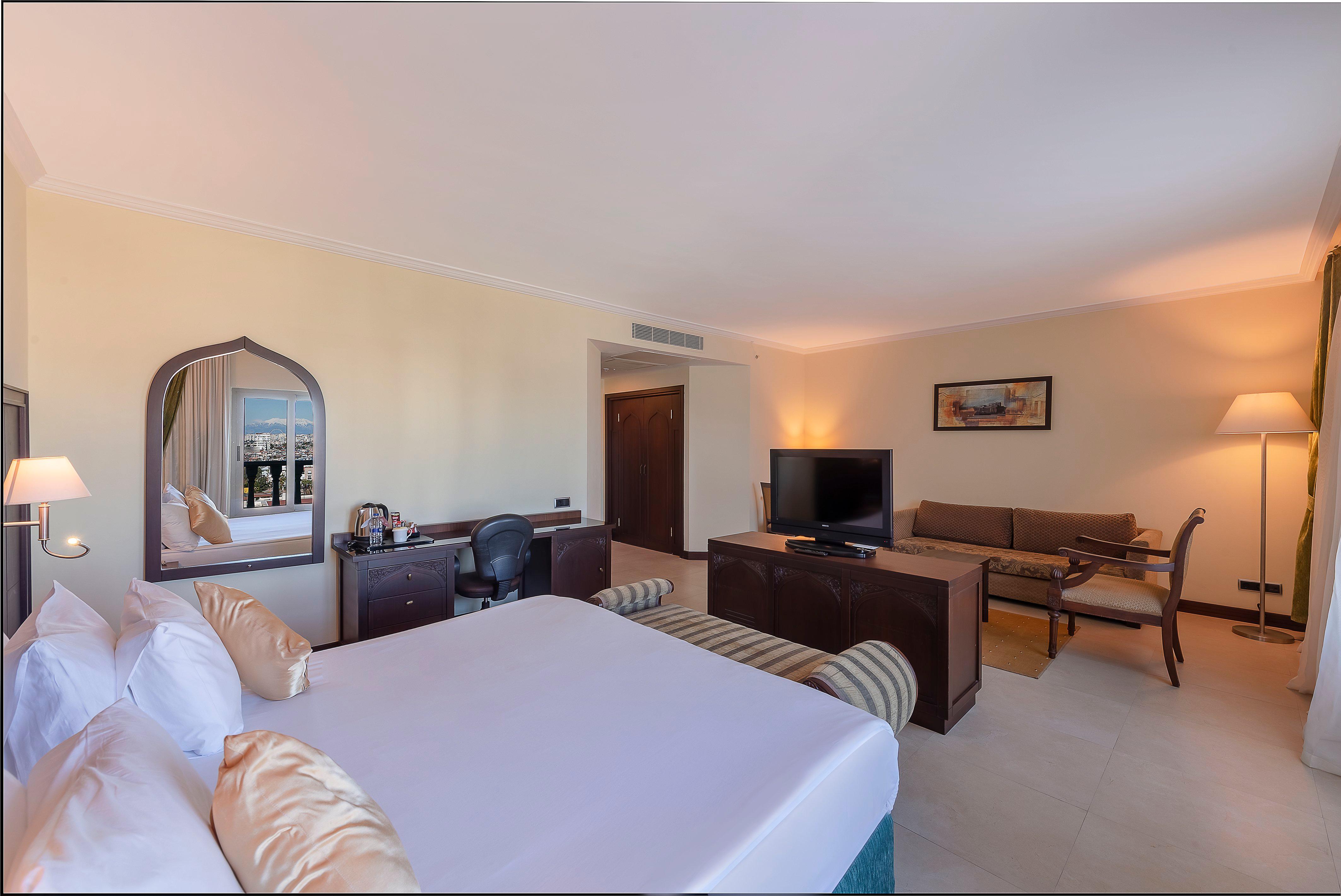 Junior Suite, King Bed, Side Sea View