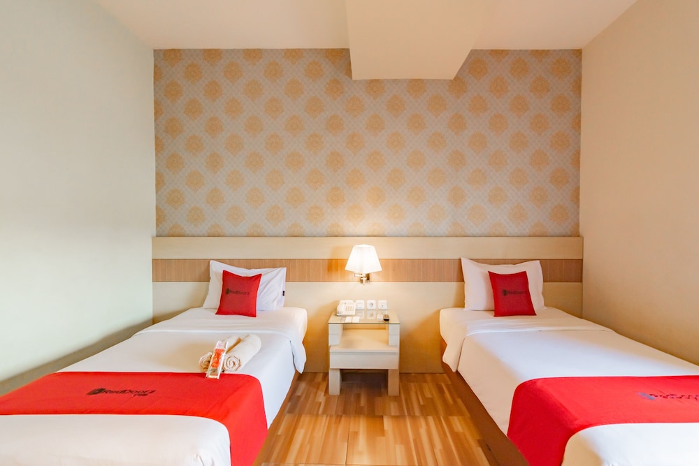 RedDoorz Premium Near Bandung Station 10/63