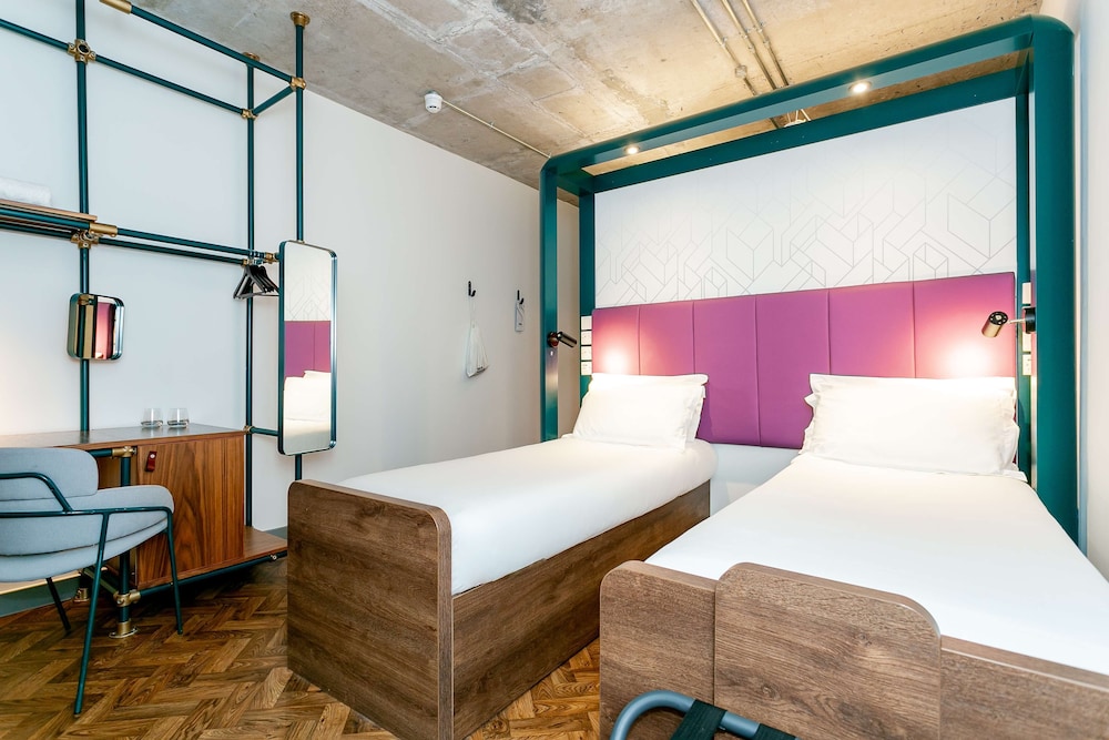 ROOM, TWIN BEDS
