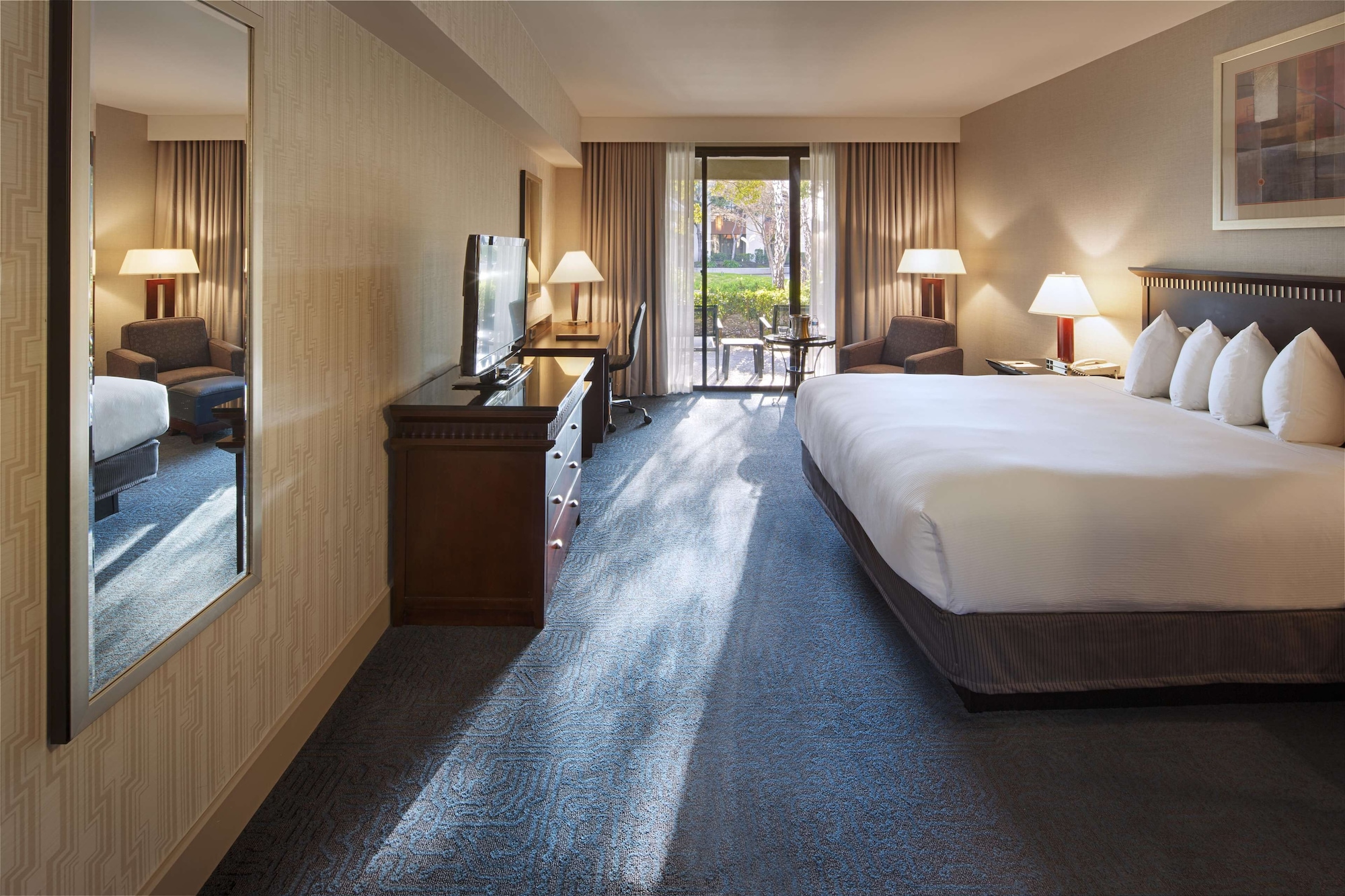 Suite, King Bed, Pool Side