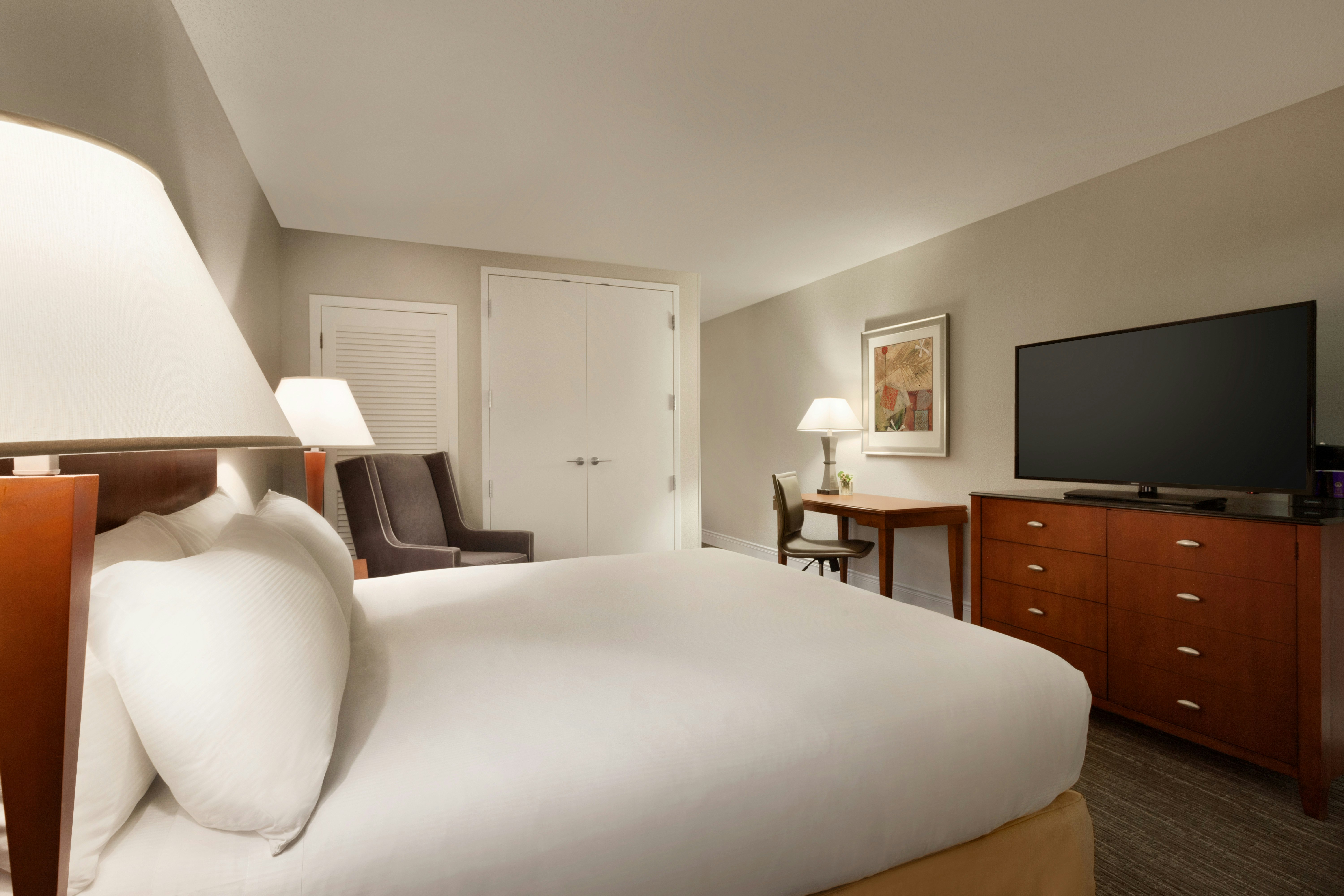 1 BEDROOM, SUITE, KING BED, SOFA