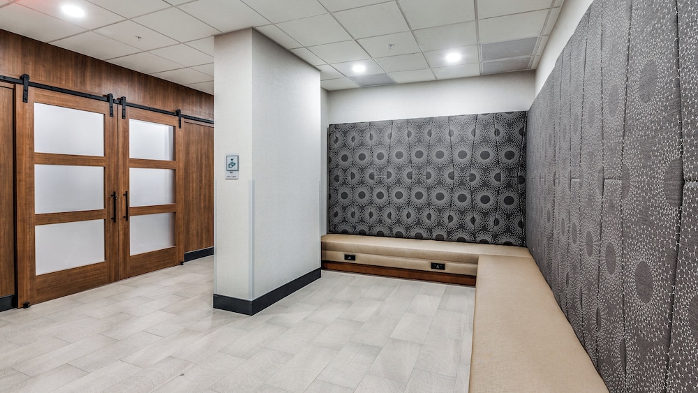 Holiday Inn Dallas Market Ctr Love Field, an IHG hotel 35/66