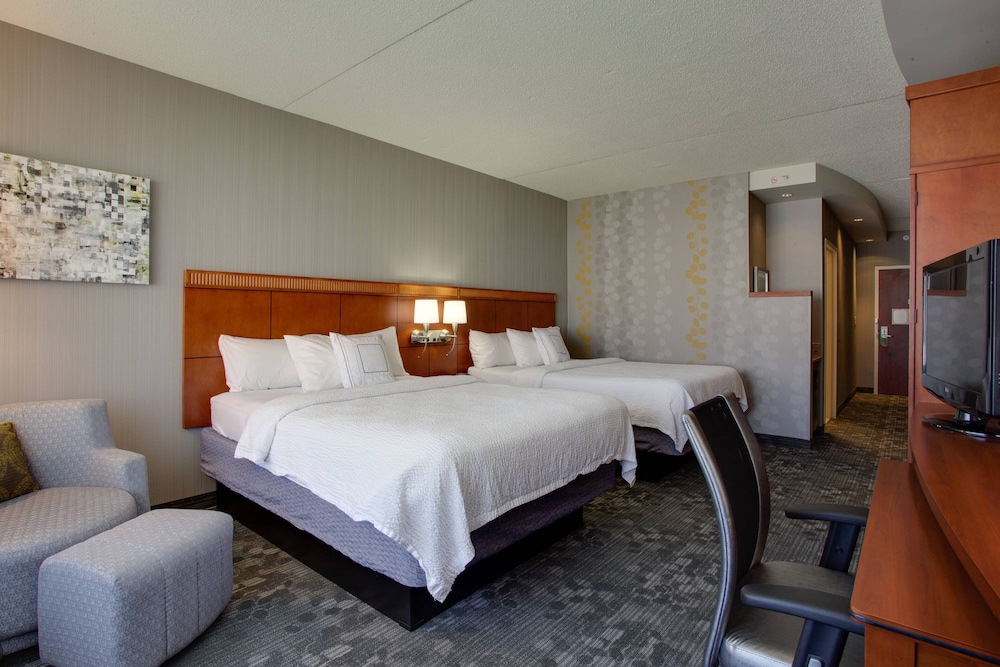 Courtyard By Marriott Republic Aprt Long Island Farmingdale 17/71