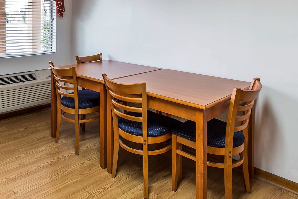 Econo Lodge Inn & Suites Albany North 36/41