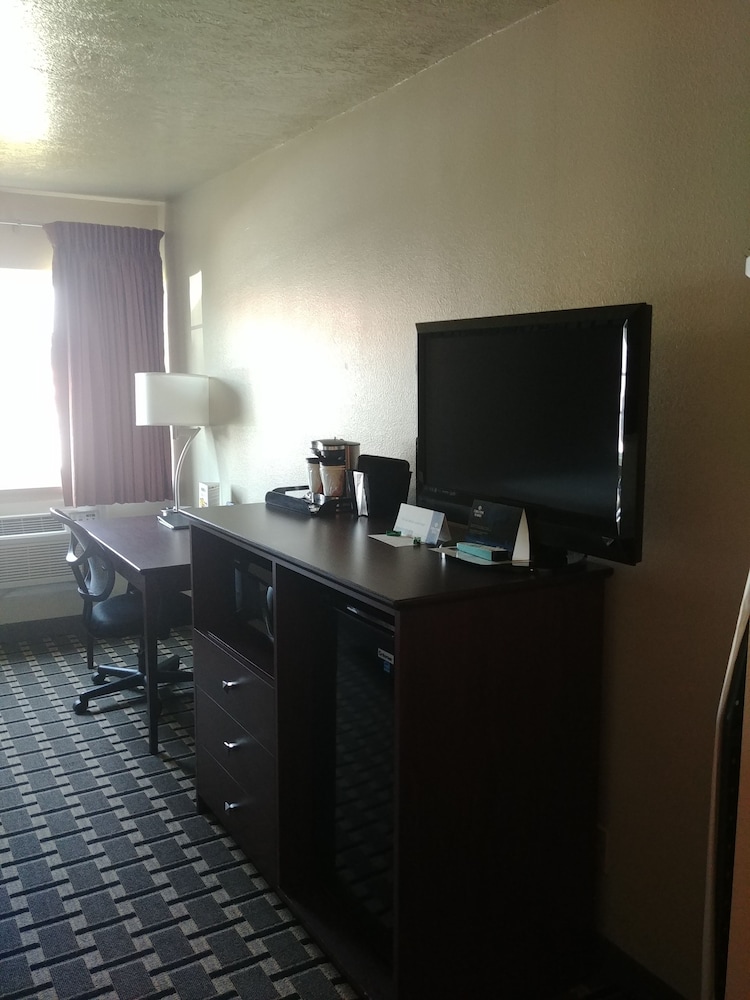 Boarders Inn and Suites Broken Bow 39/43