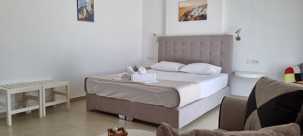 Thira S Dolphin Hotel 6/72