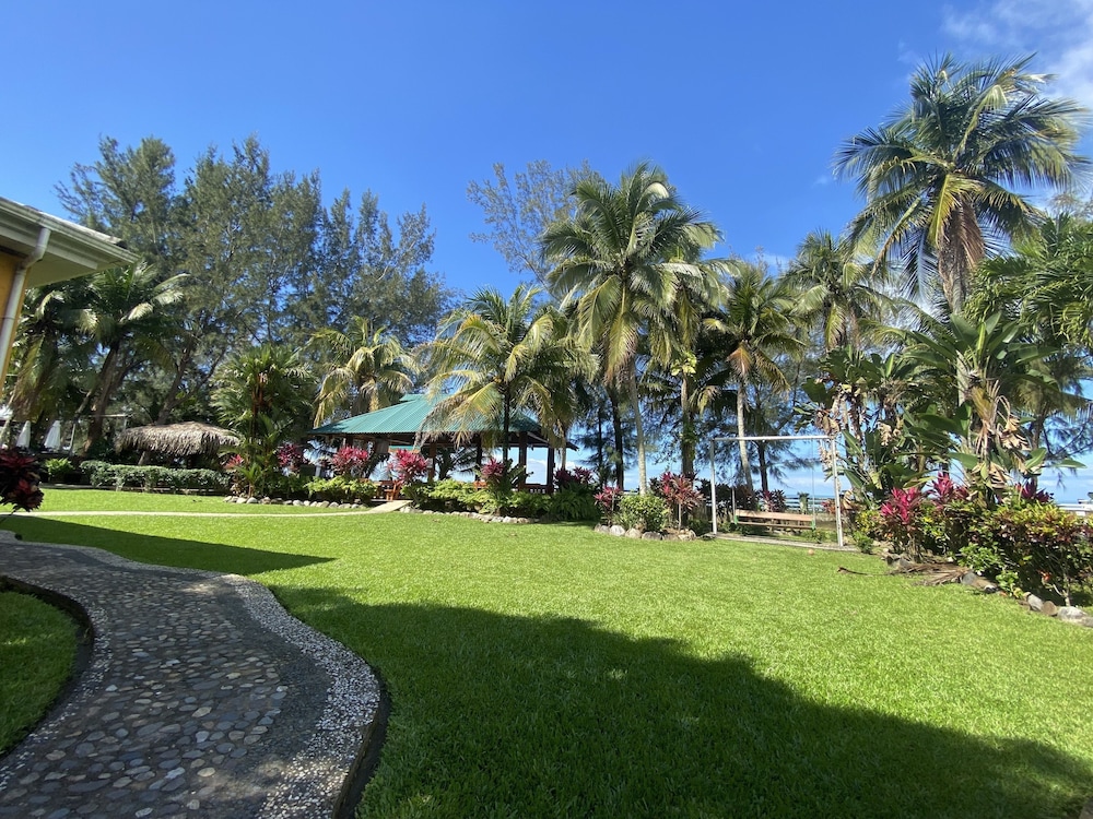 Paraiso Rainforest and Beach Hotel 40/48