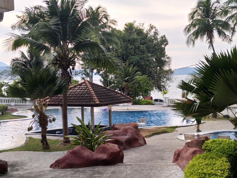 THE ORIENT STAR RESORT LUMUT 22/39