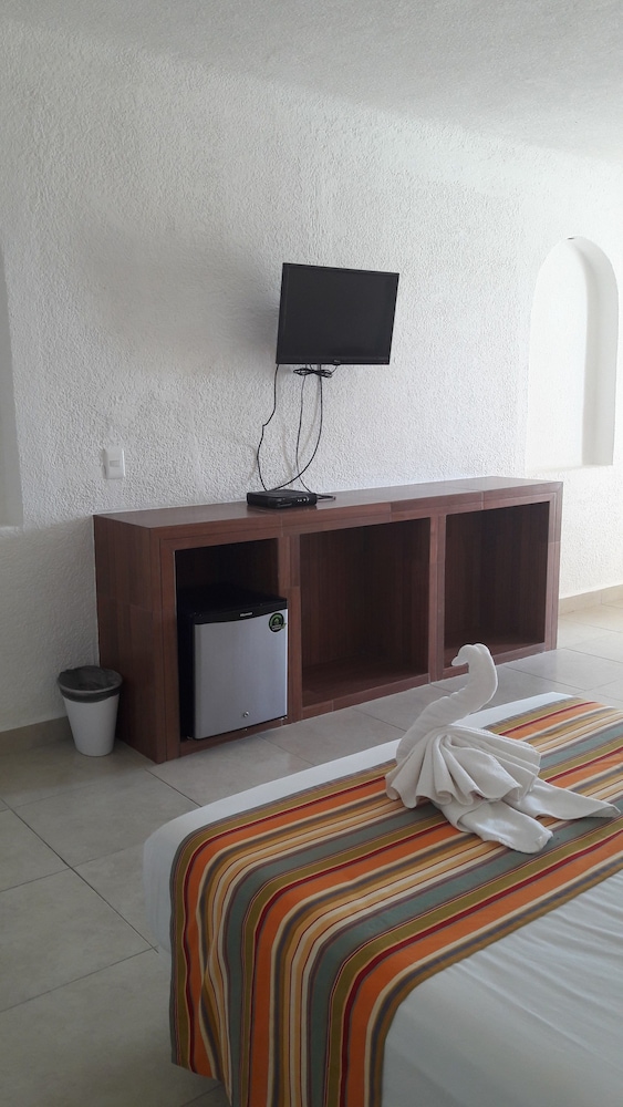 Pelicano Inn 24/67