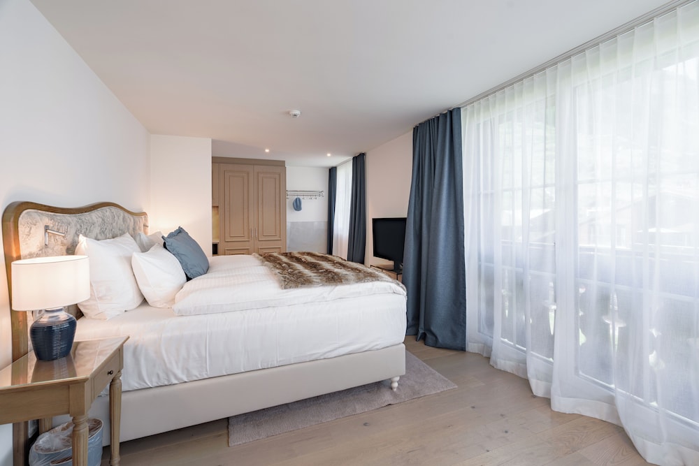 Premier, King Bed, Hill View