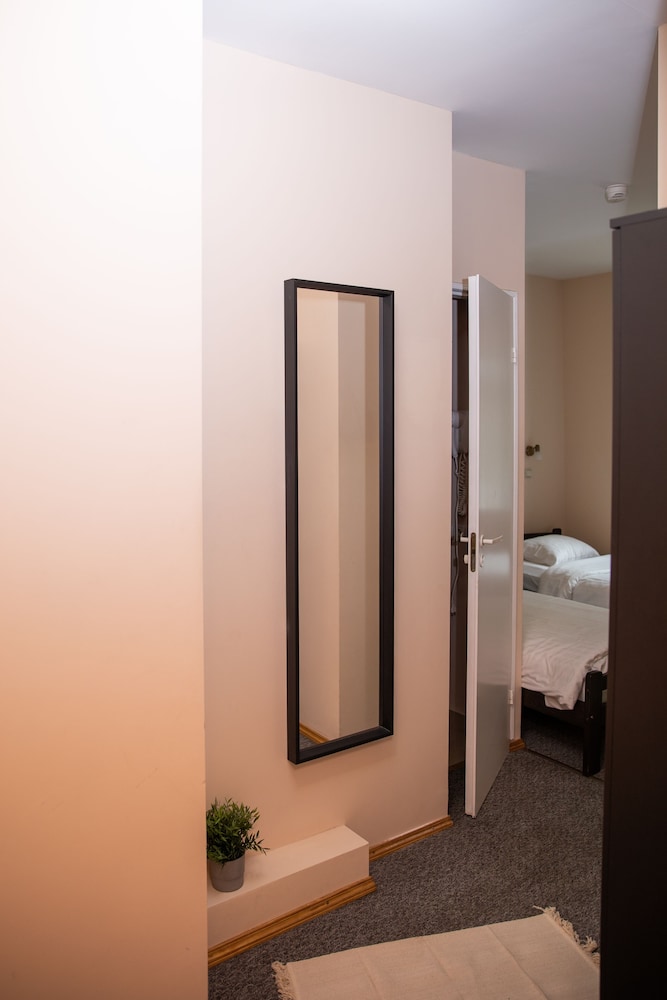 Knights Court Hostel Private Facilities 7/8