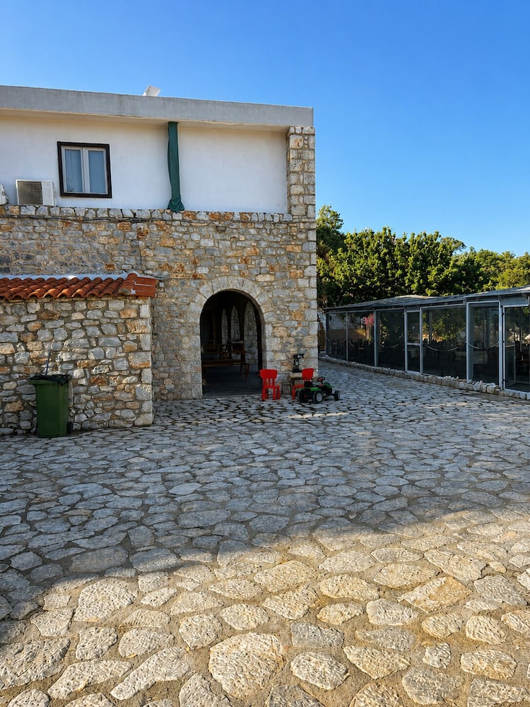 Lalloudes Seaside Accommodation 41/50