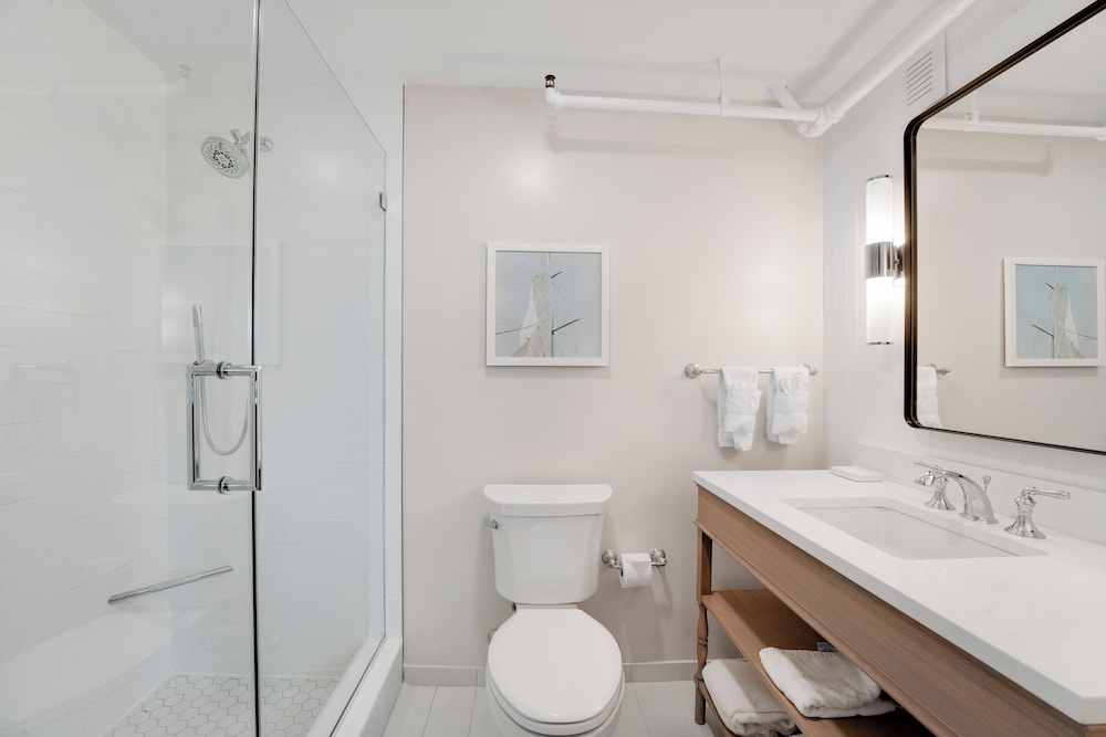 Newport Beach Hotel Suites 67/69