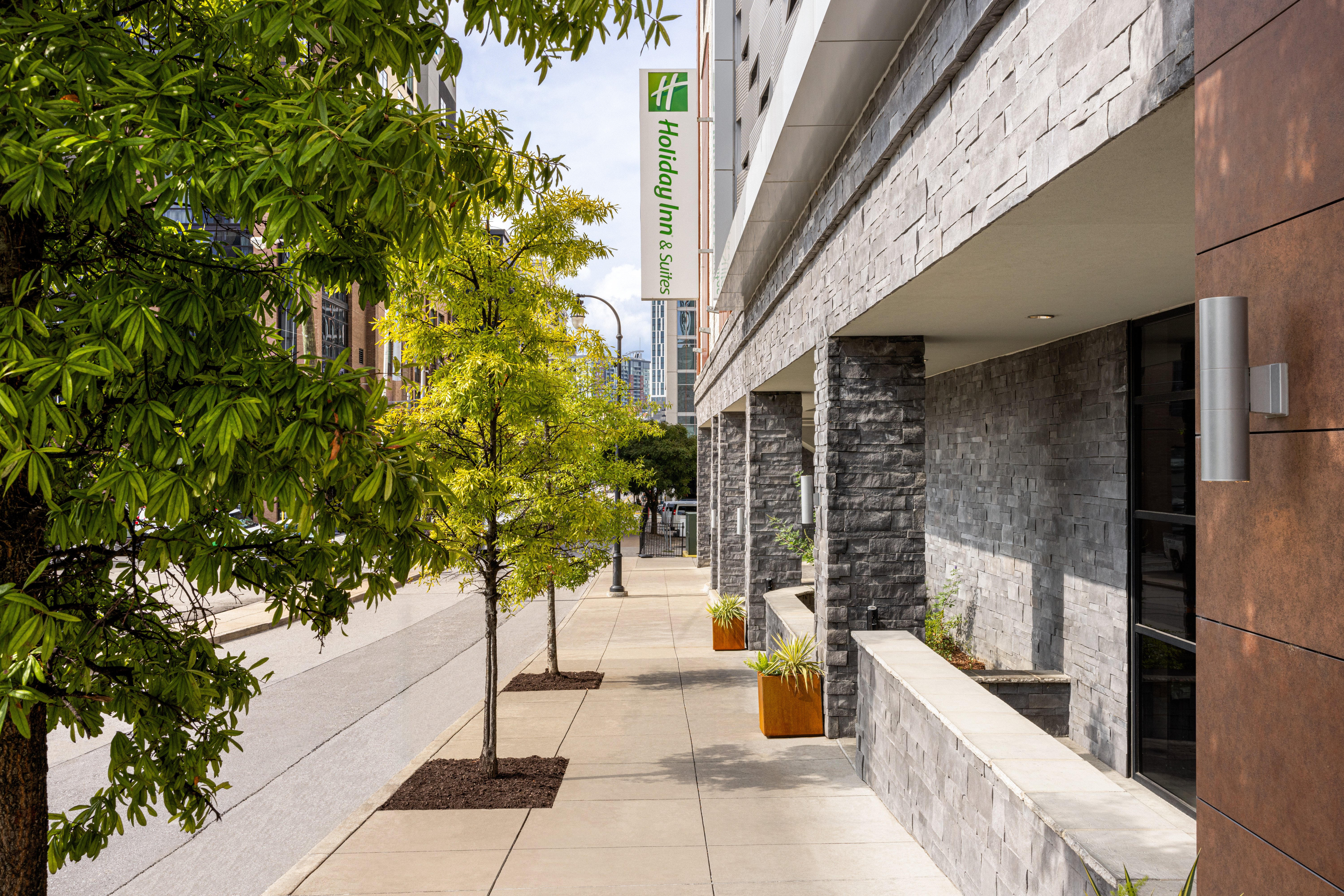 Holiday Inn & Suites Nashville Downtown Broadway 80/82