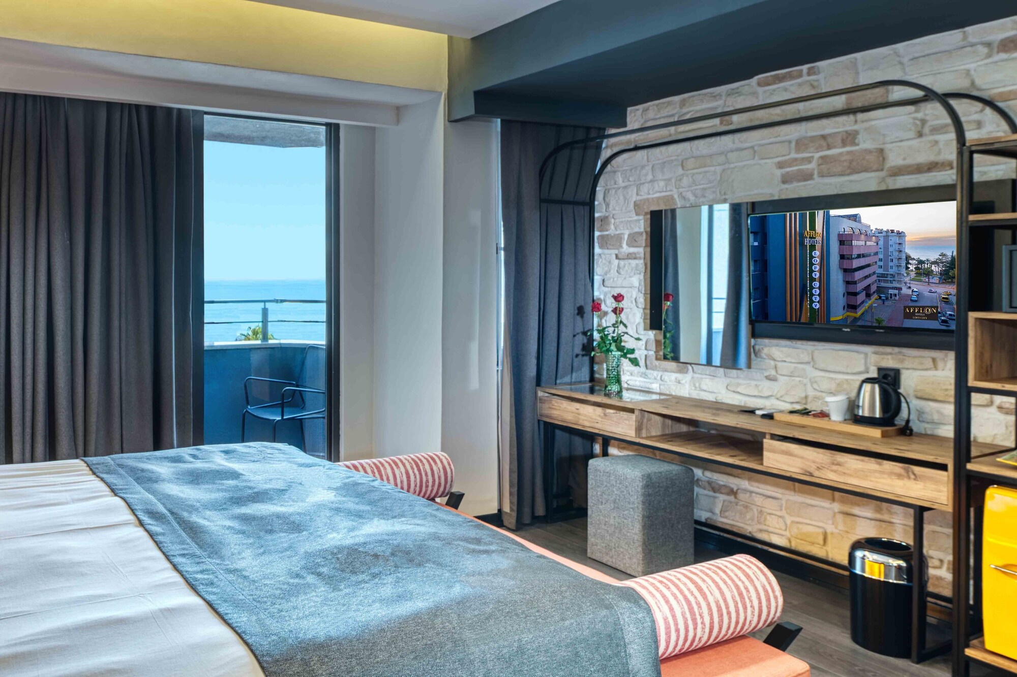 COMFORT, SUITE, QUEEN BED, PARTIAL SEA VIEW, JETTED TUB