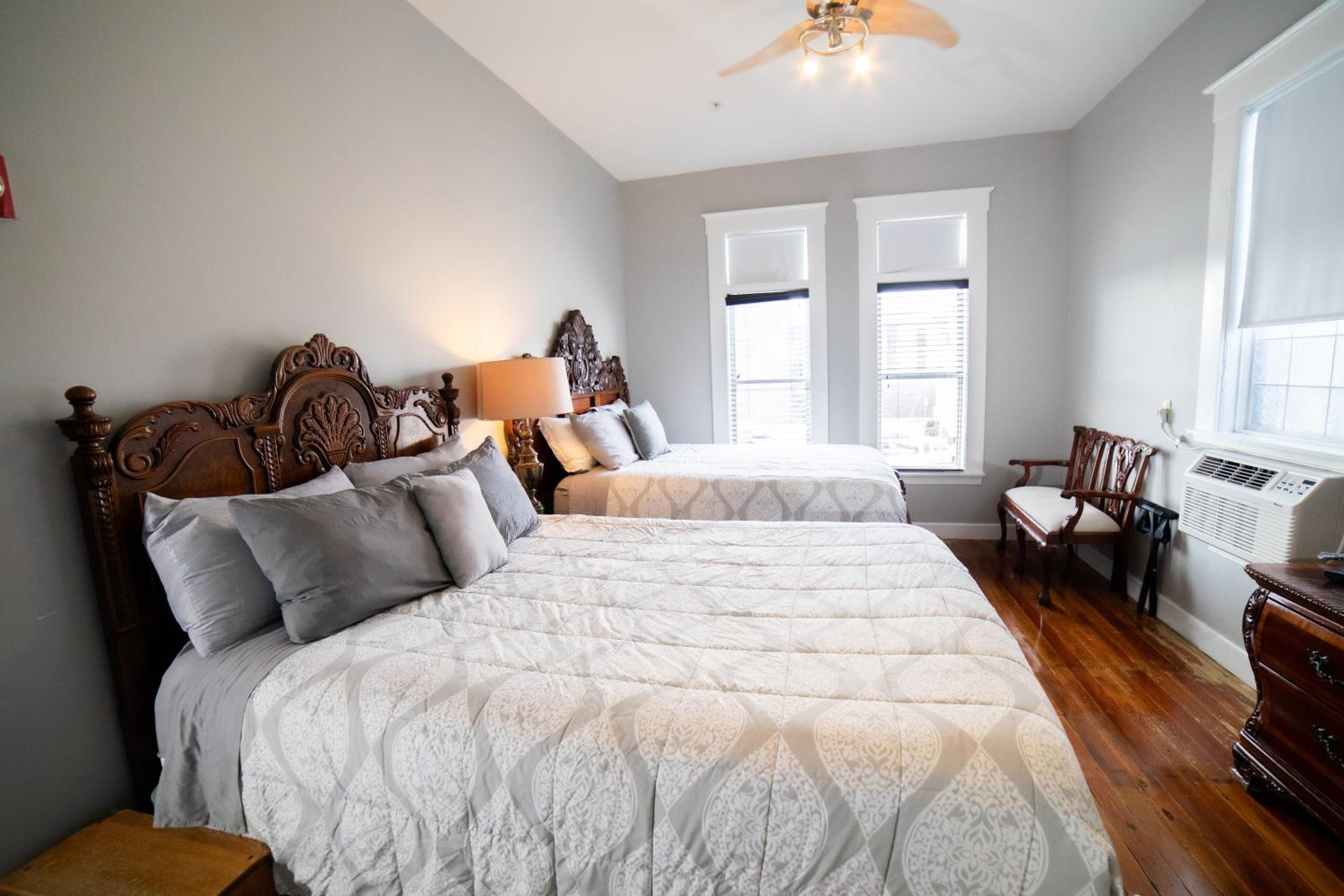 Rustic, Deluxe, 2 Queen Beds، Oak Tree Hotel 2/10