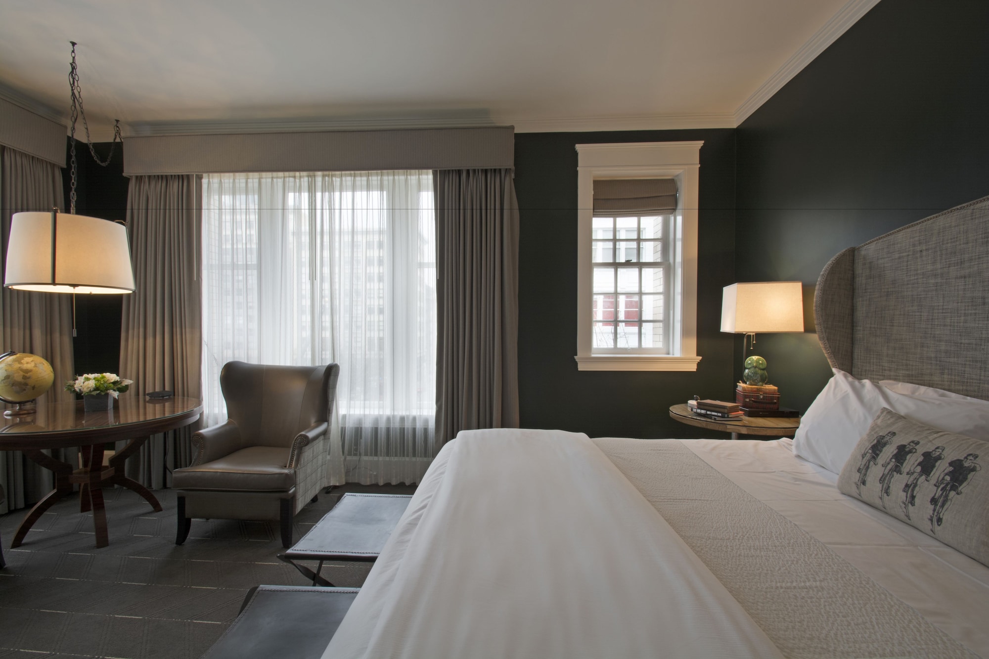 EXECUTIVE, KING BED