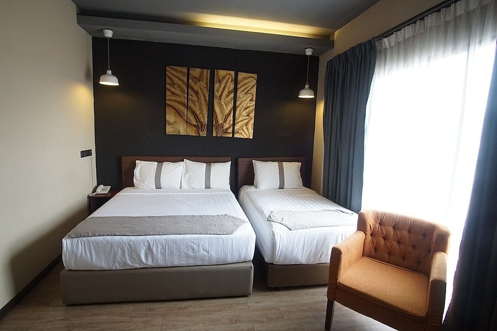 DELUXE, TRIPLE, MULTIPLE BEDS