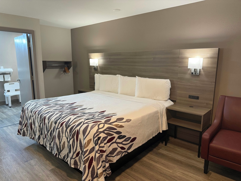 Red Roof Inn Orangeburg 19/34