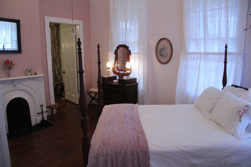 Riverboat Bed & Breakfast 11/43
