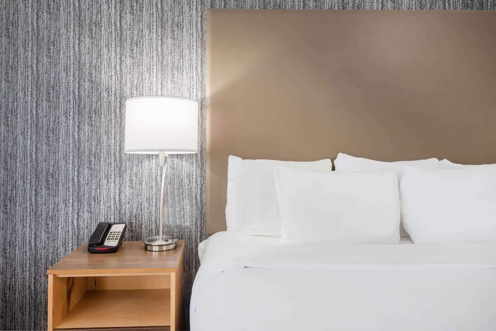 La Quinta Inn Suites By Wyndham Buffalo Amherst 17/50
