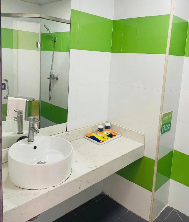 7 Days Inn (Zhuhai Haiquanwan Pingsha) 51/55