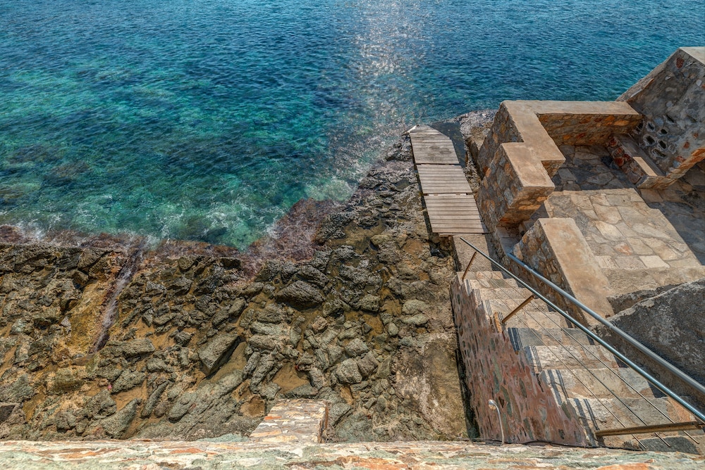 Apollonion Palace 63/71