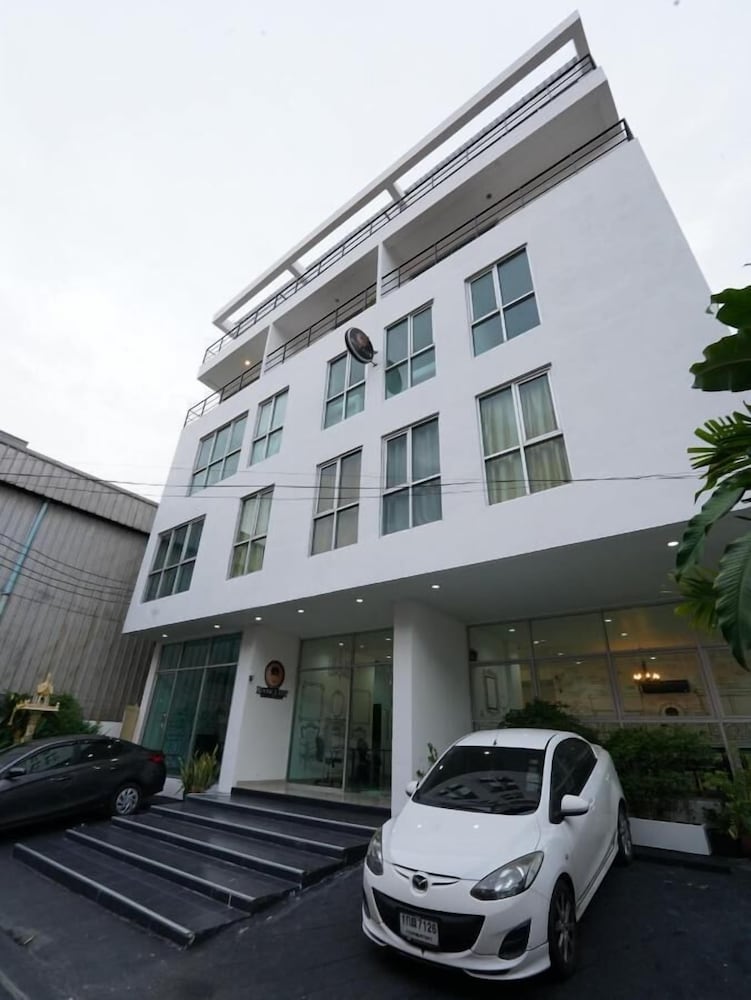 RQ Bangkok Sukhumvit 50 by Collection O in BANGKOK
