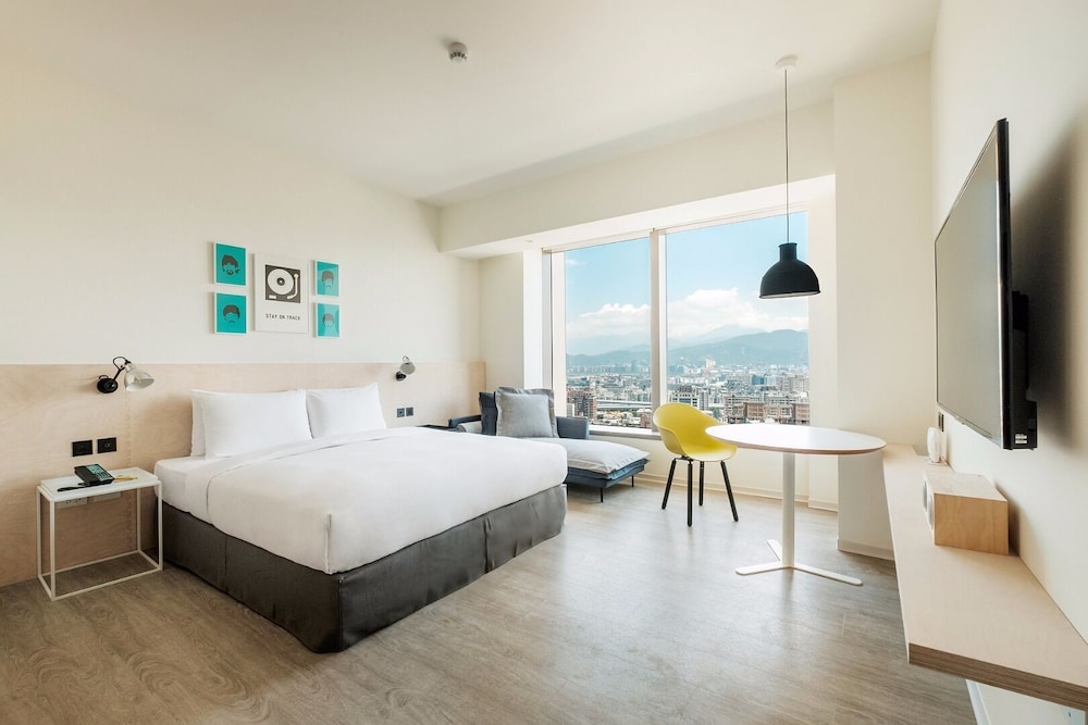 MEDIUM, KING BED, RIVER VIEW