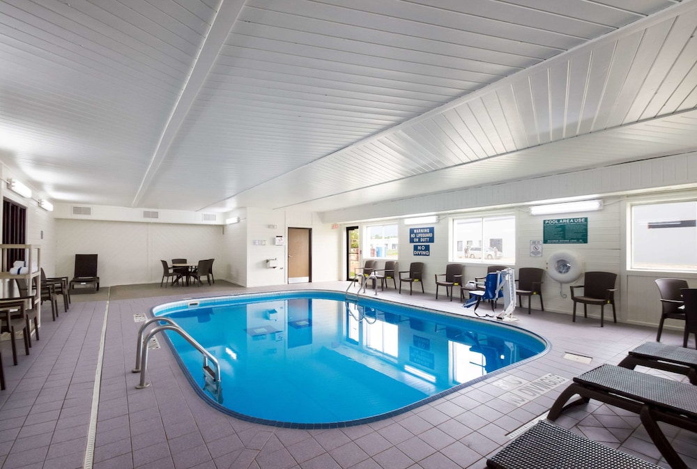 Quality Inn & Suites Green Bay - Ashwaubenon 25/50