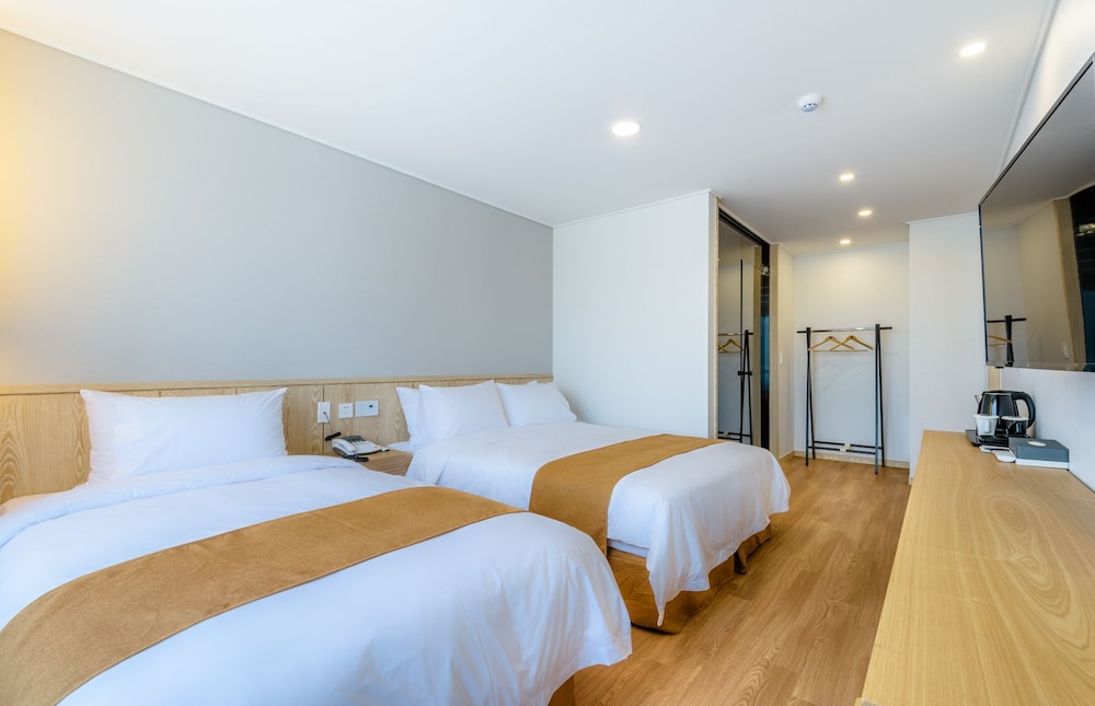 Thira Hotel 10/35