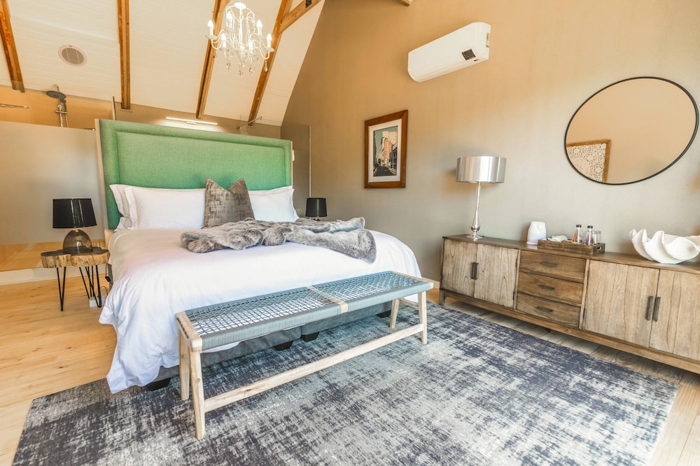 LUXURY, QUEEN BED, GARDEN VIEW, BALCONY