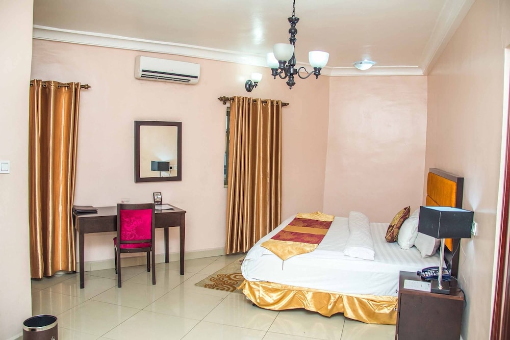 Royal Crest Hotel & Suites 13/50