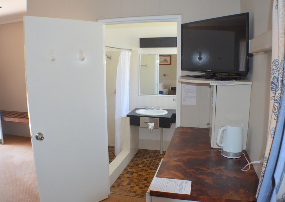 Deer Park Motor Inn And Restaurant 25/50