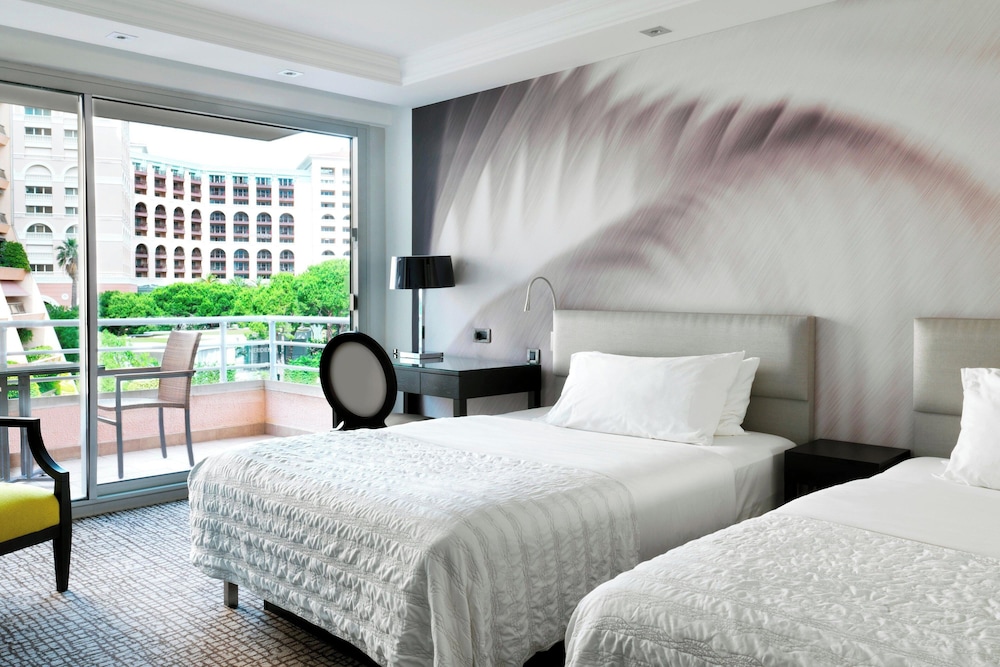 Deluxe, 2 Double Beds, Partial Sea View, Balcony