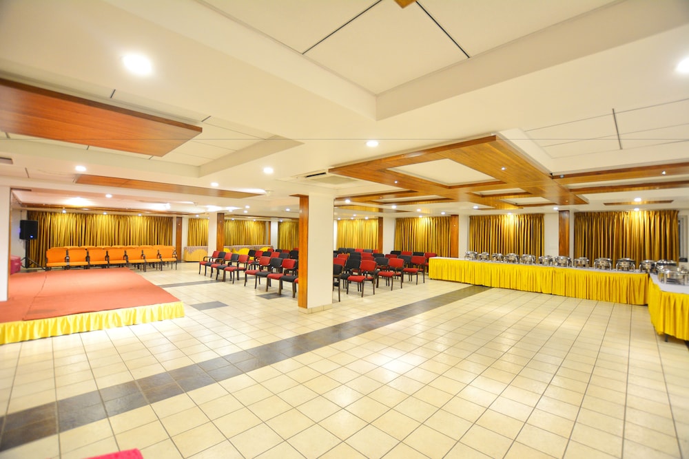 OYO Premium Mysore MG Road 23/25