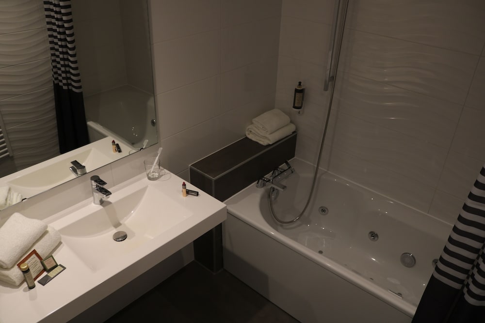 Brit Hotel Lodge 50/50