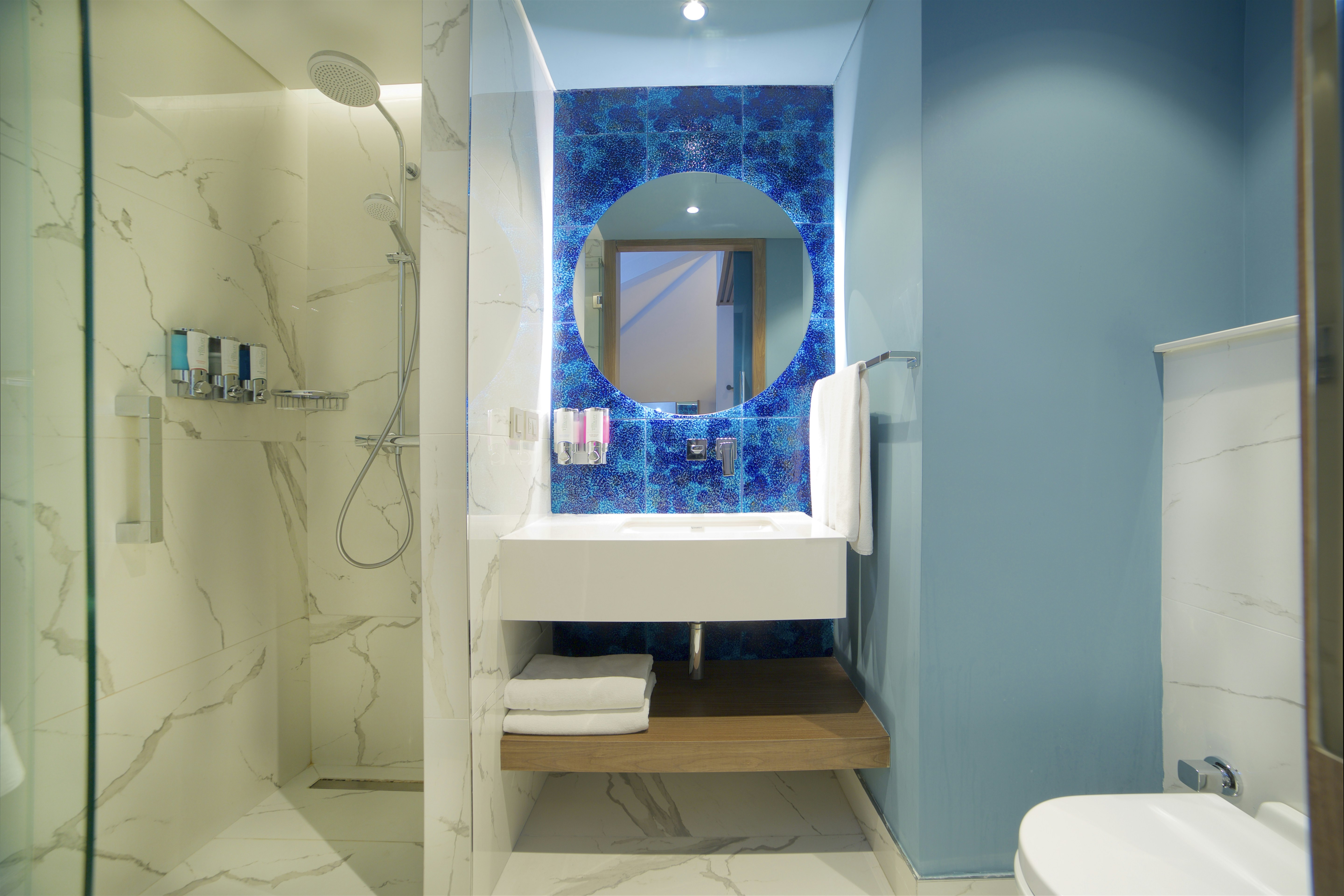 غرفة بسرير كينج بشرفة مع أريكة، Hampton by Hilton Istanbul Old City 9/10