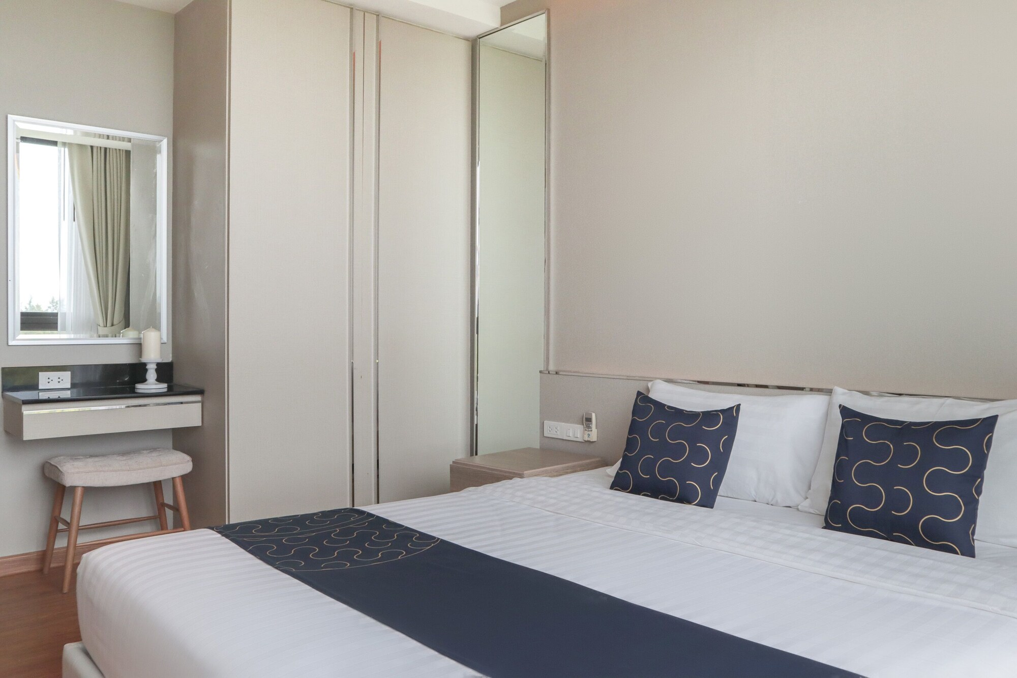 2 BEDROOMS, SUITE