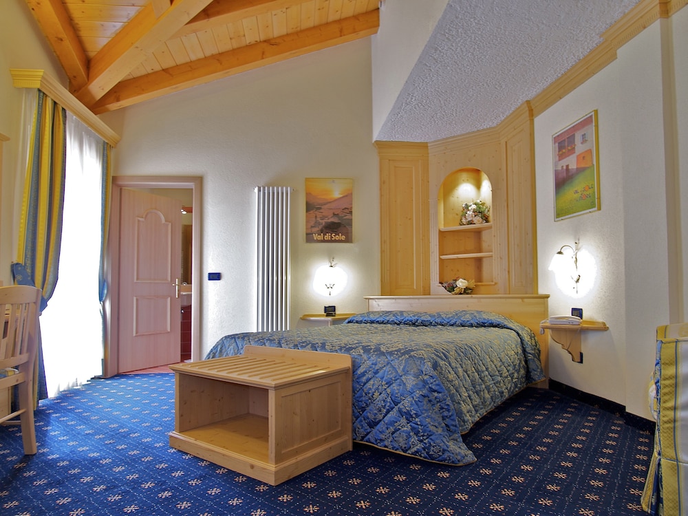 غرفة عائلية بسرير مزدوج وسريرين منفصلين، Hotel Madonna Delle Nevi 5/7